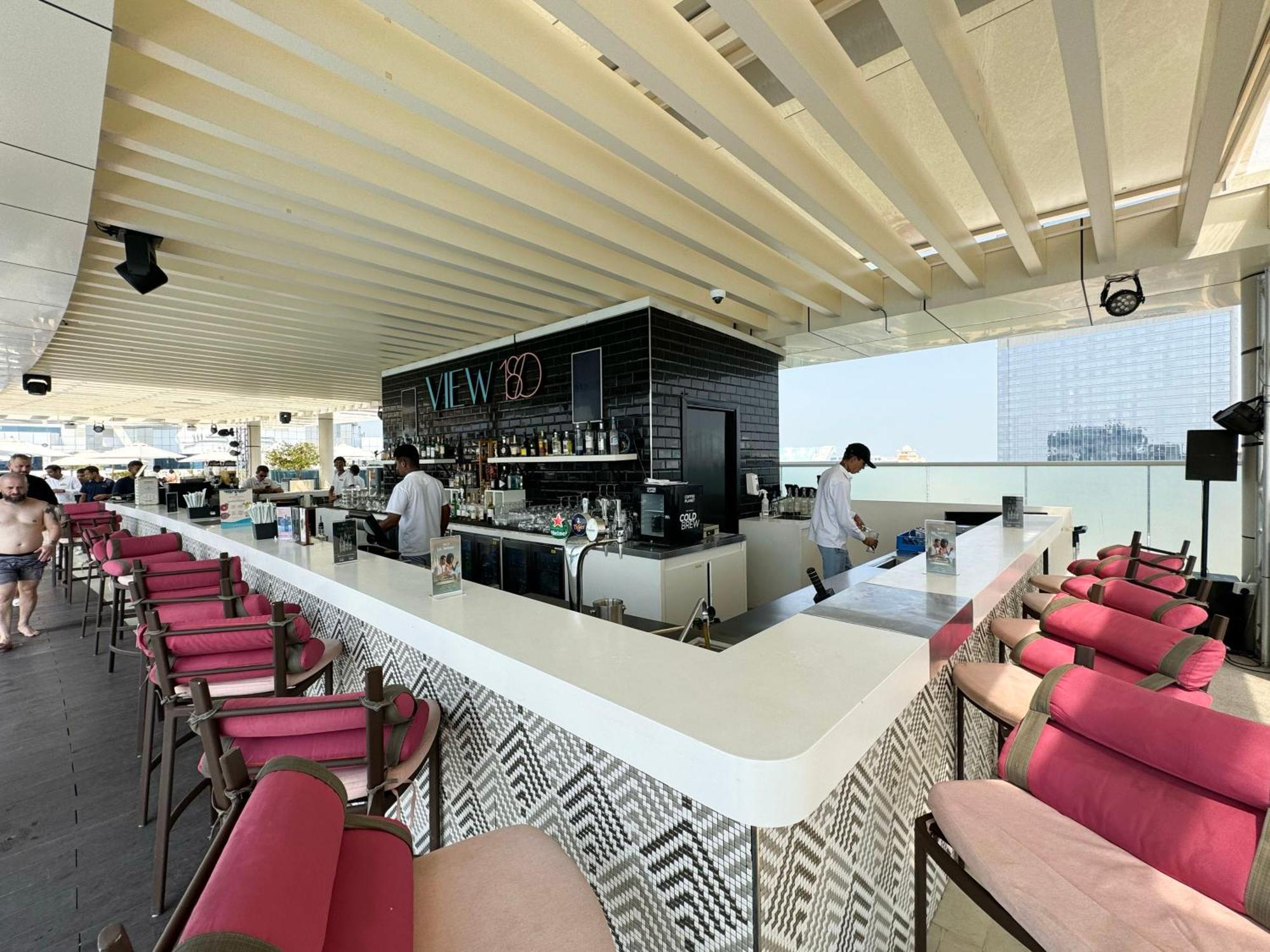 Infinity Pool In Palm Jumeirah On Exclusive West * Dubái