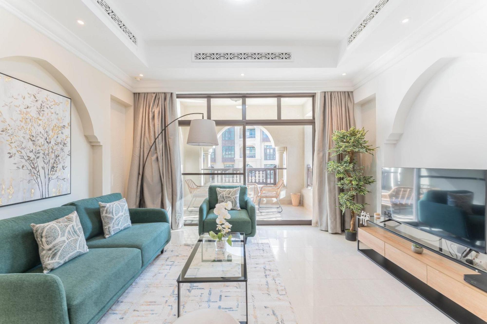 Breath-taking View Of The Iconic Burj Khalifa At Your Door Step