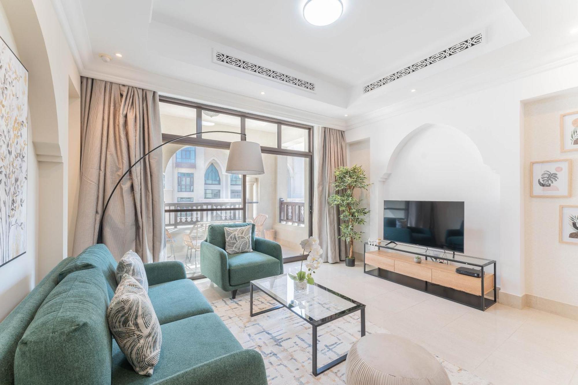 Breath-taking View Of The Iconic Burj Khalifa At Your Door Step