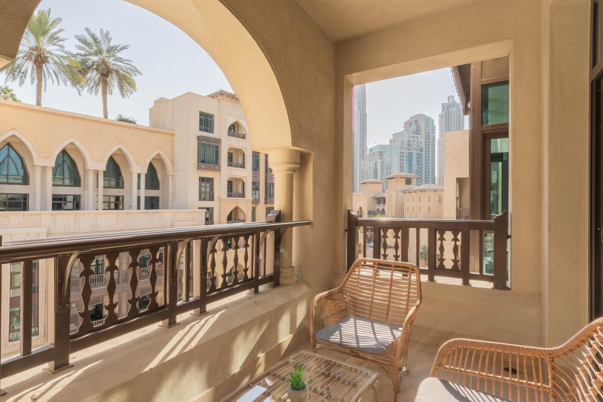 Breath-taking View Of The Iconic Burj Khalifa At Your Door Step *
