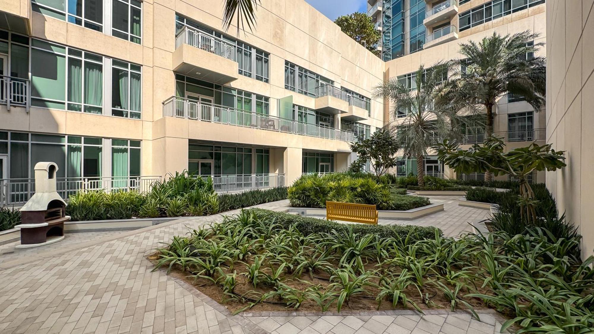 1 Bedroom Exquisite Urban Living In Downtown Appartement