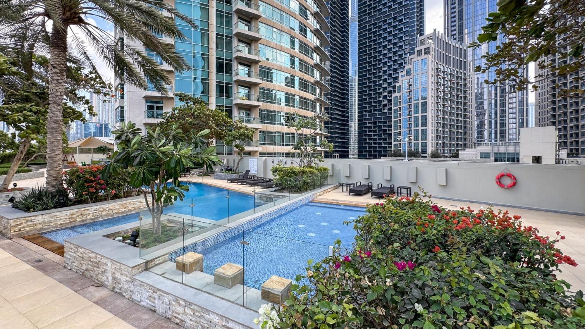 1 Bedroom Exquisite Urban Living In Downtown Appartement