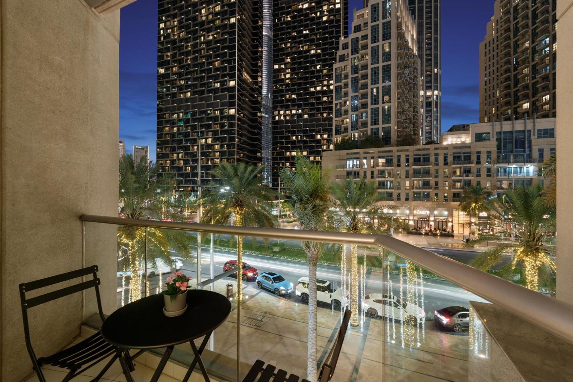 1 Bedroom Exquisite Urban Living In Downtown *