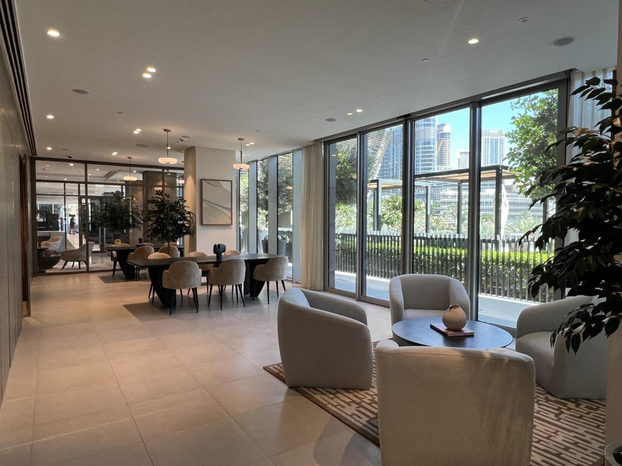 Downtown Luxury - Elegant 1-bedroom - 5 Minutes Walk To Mall Apartemen *