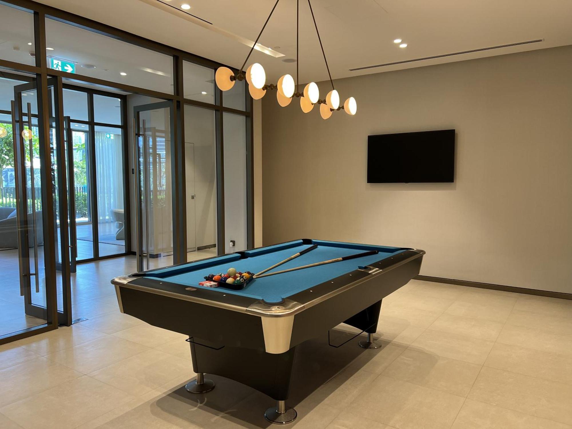 Downtown Luxury - Elegant 1-bedroom - 5 Minutes Walk To Mall Apartemen Dubai