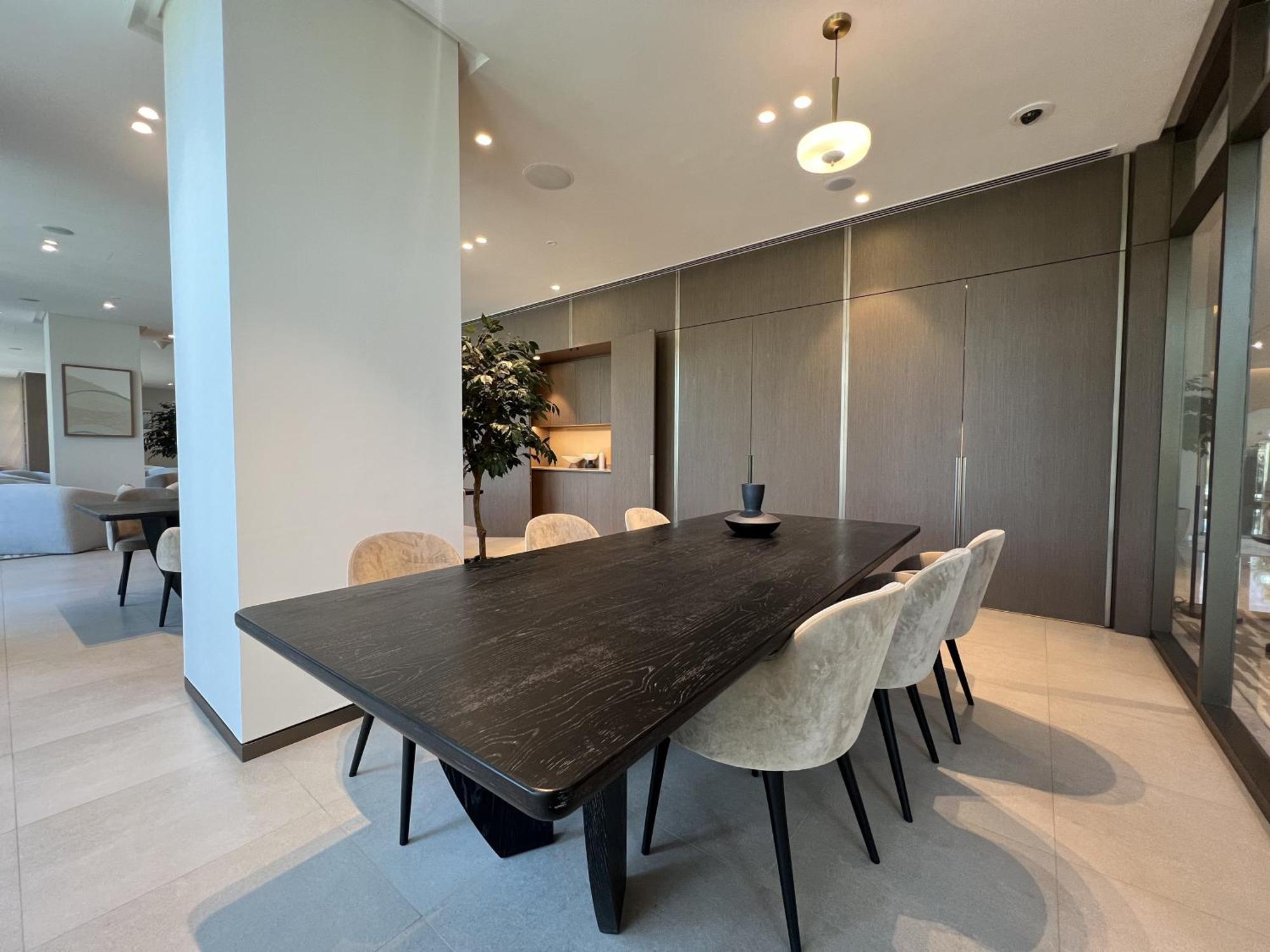 Apartemen Downtown Luxury - Elegant 1-bedroom - 5 Minutes Walk To Mall *