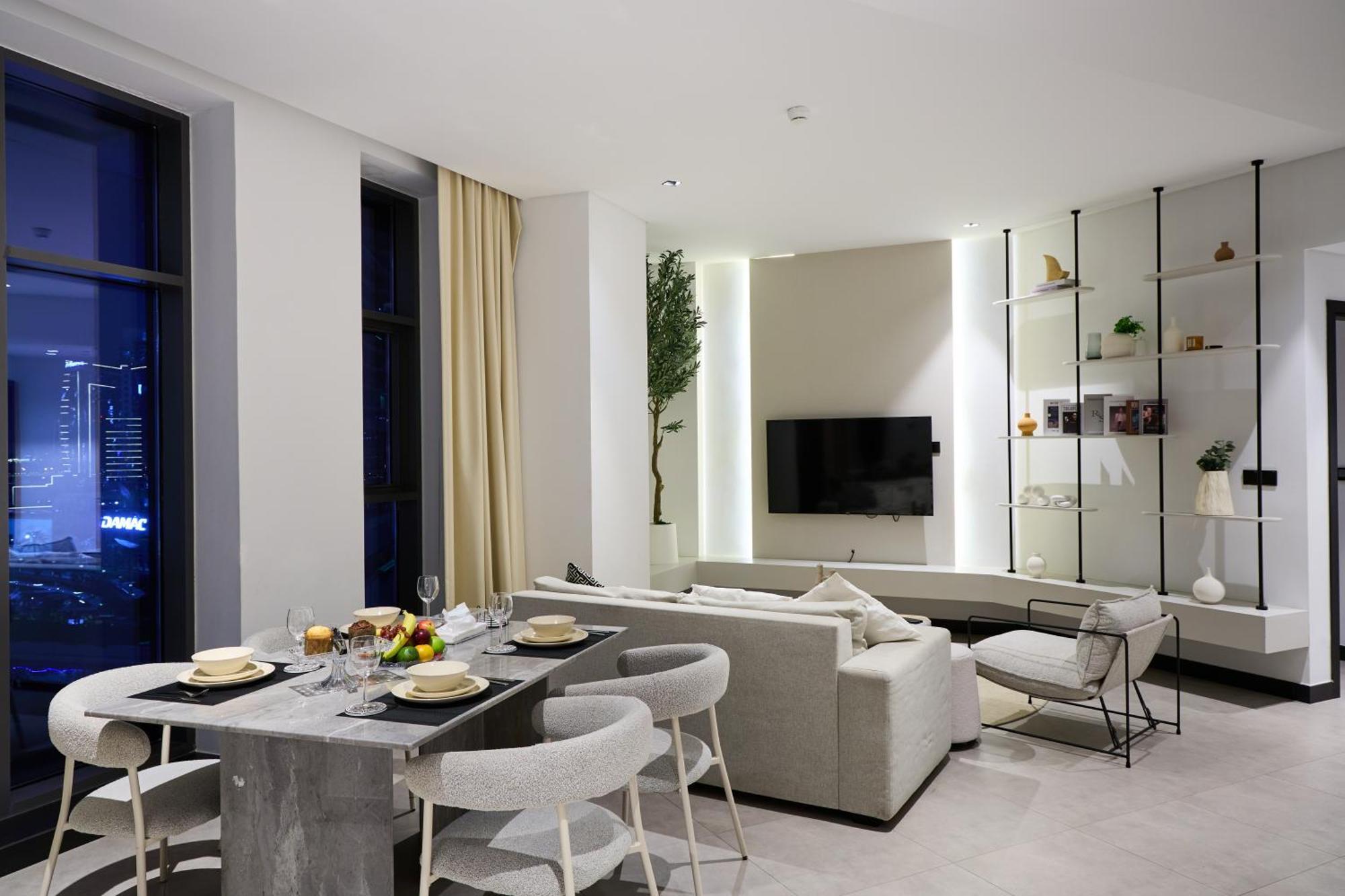 Full Burj Khalifa & Canal View I 7 Mins To Mall I Exclusive 2bhk For Up To 6 People