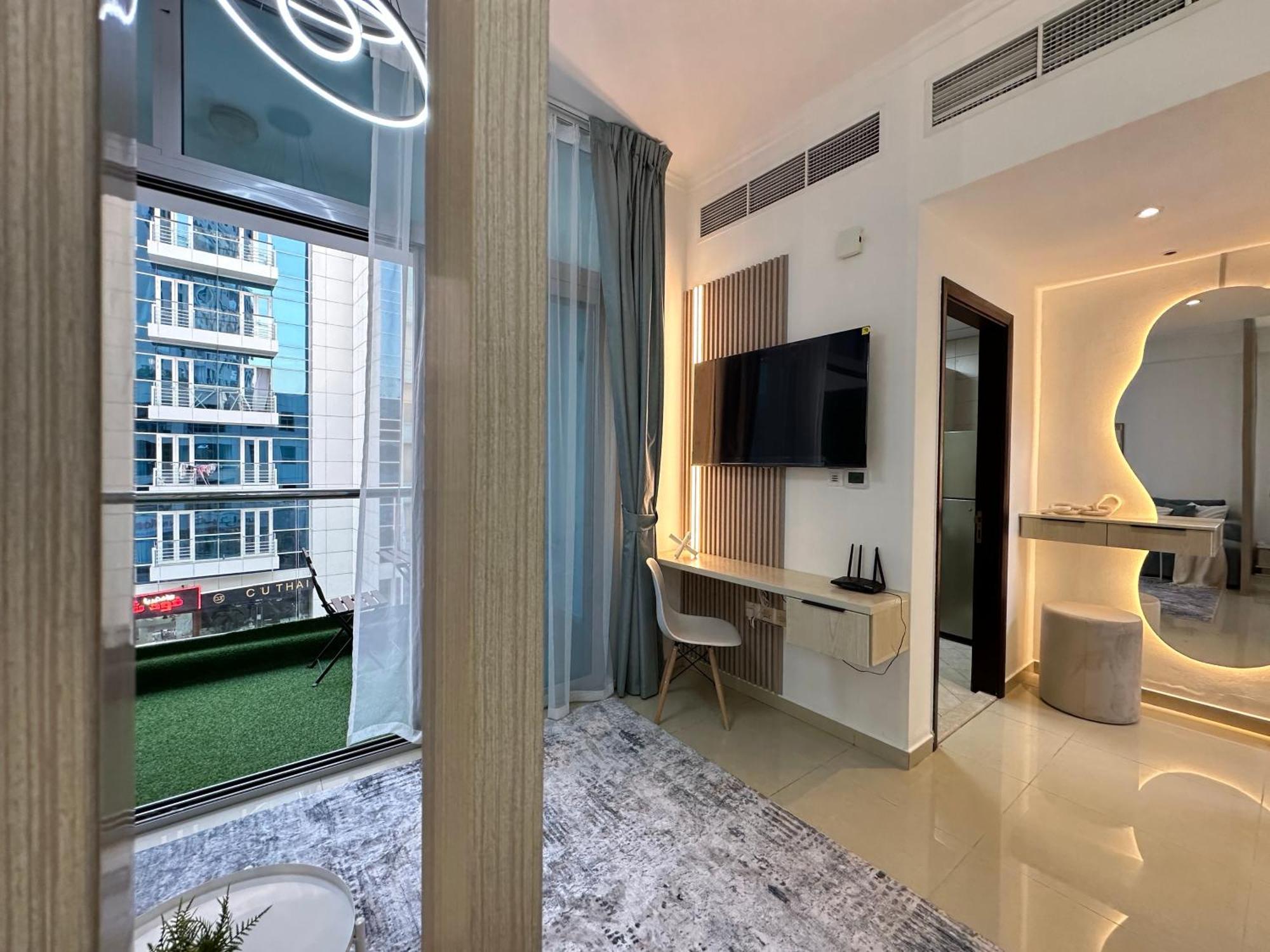 Stylish With Stunning Marina Canal Views Near To The * Dubaï