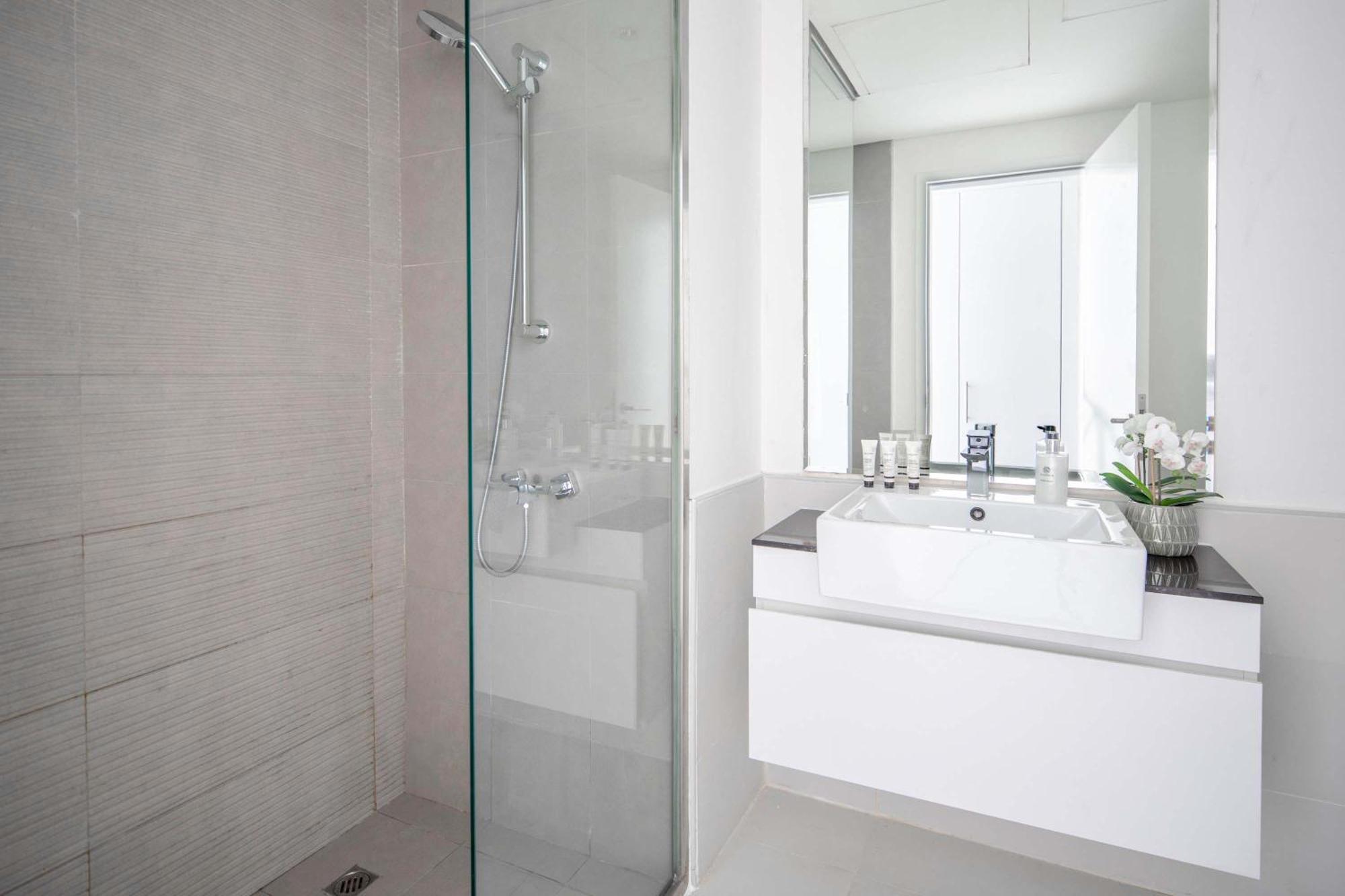 Frank Porter - The Pulse Residences Apartamento