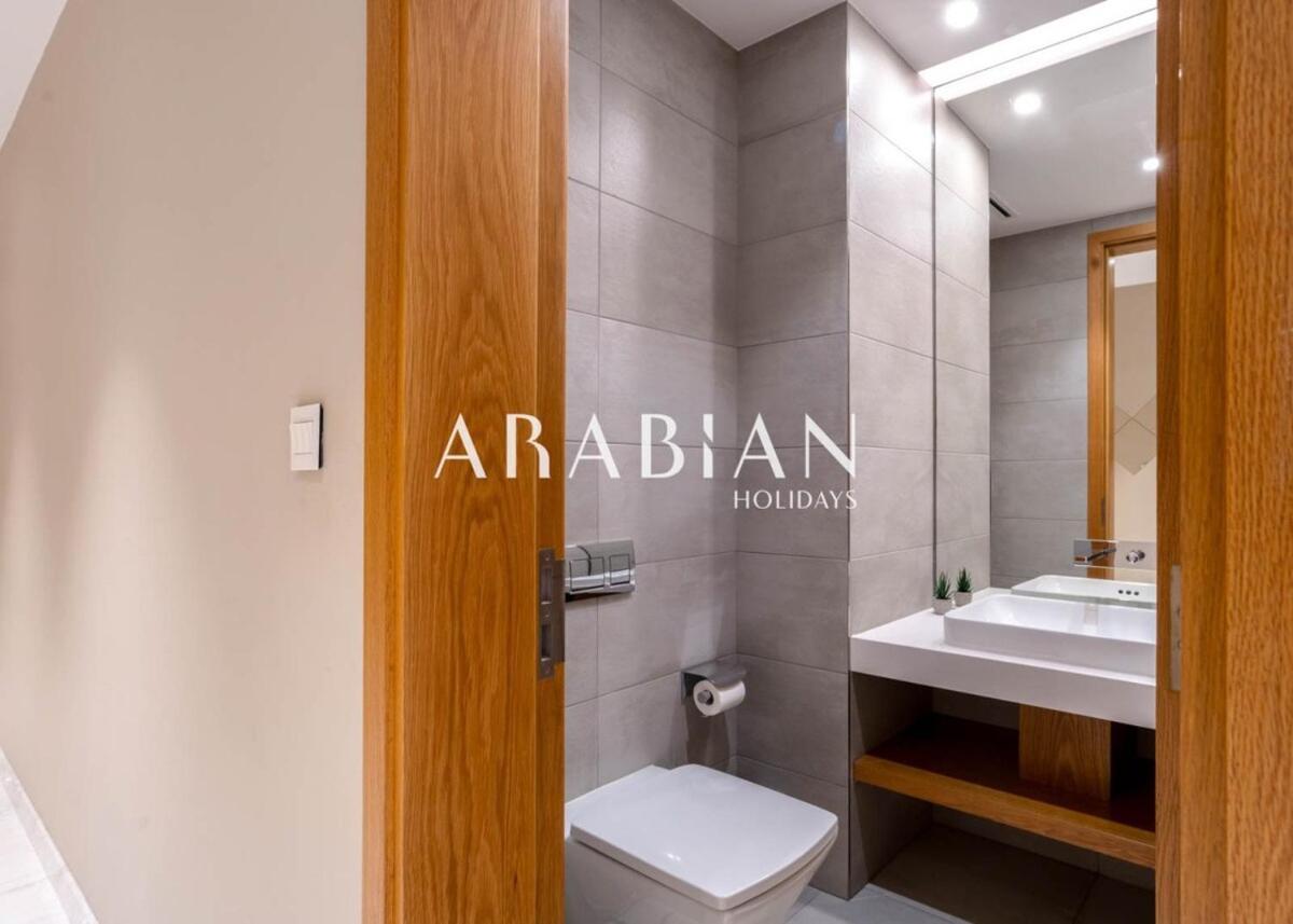 Exquisite 2br At 1 Jbr With Sea View *