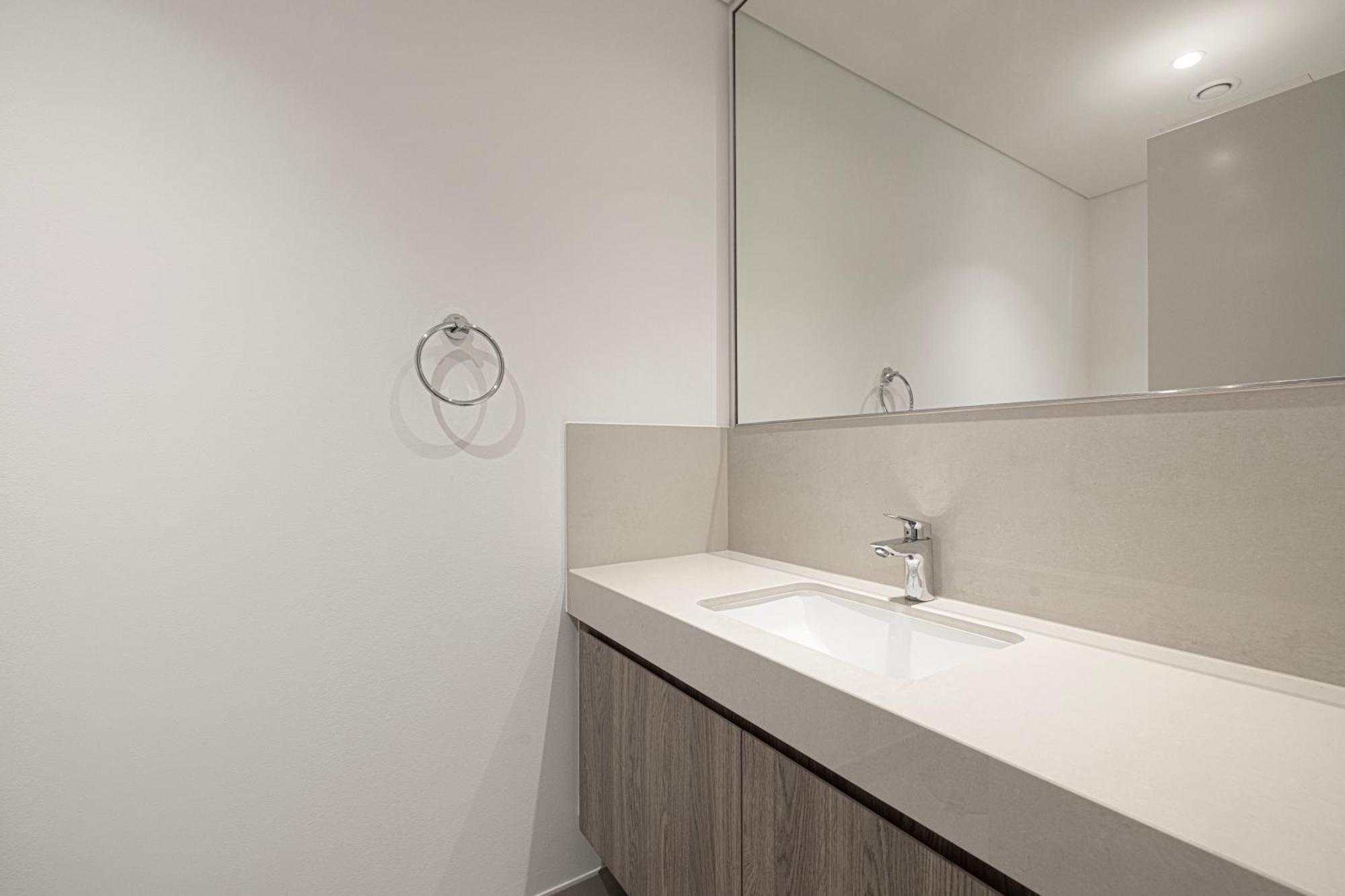Fresh New 2 Bedroom! Amazing Burj Khalifa View! 5-star Pool & Gym Access! Apartamento *