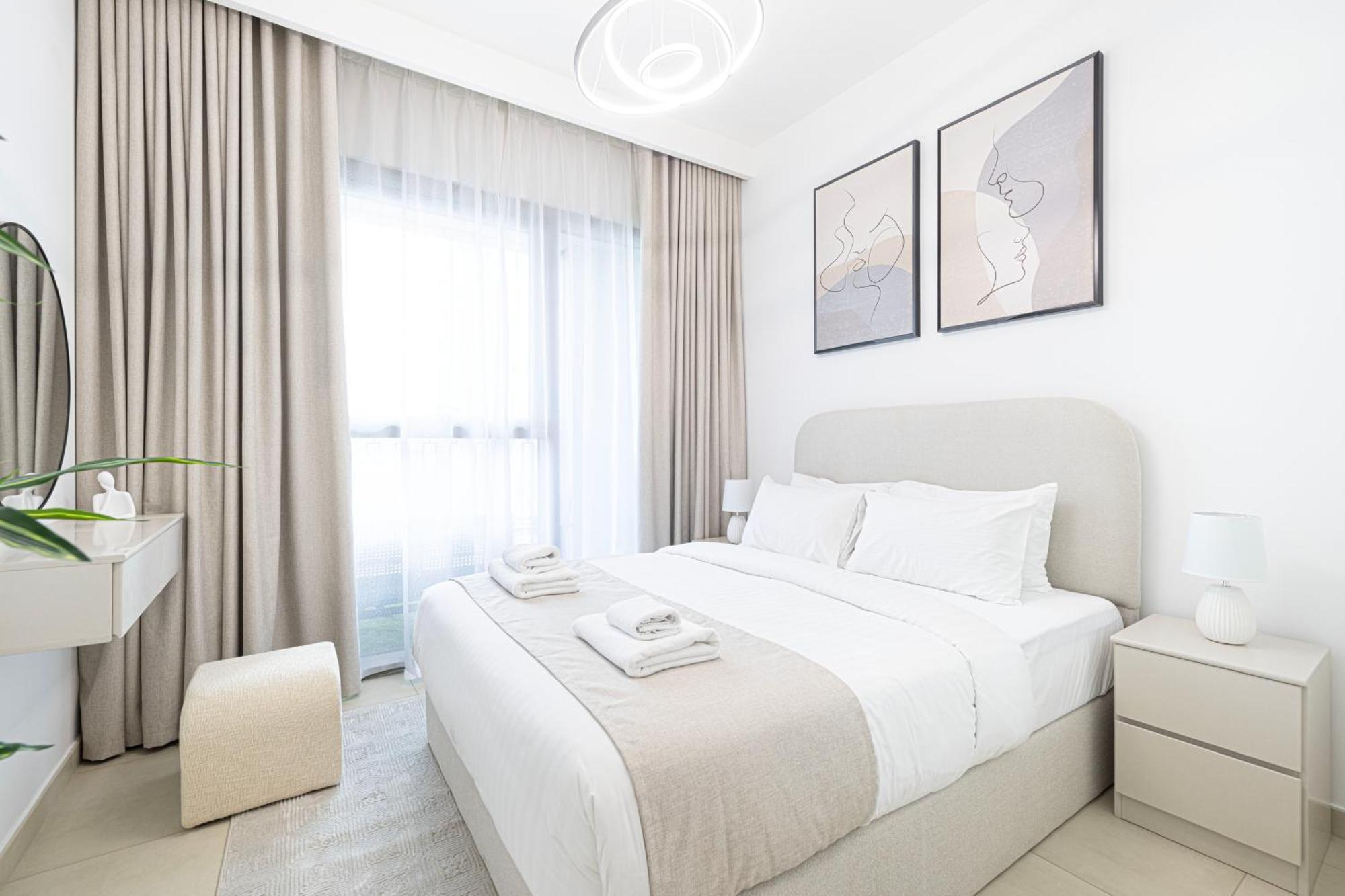 Fresh New 2 Bedroom! Amazing Burj Khalifa View! 5-star Pool & Gym Access! Dubaï