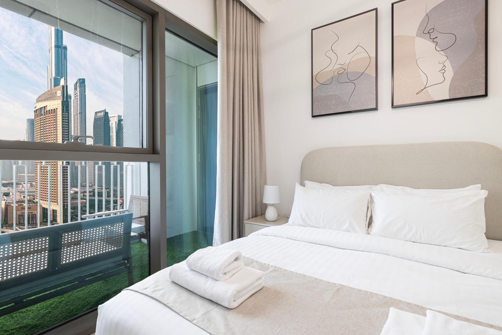 Fresh New 2 Bedroom! Amazing Burj Khalifa View! 5-star Pool & Gym Access! * Dubaï