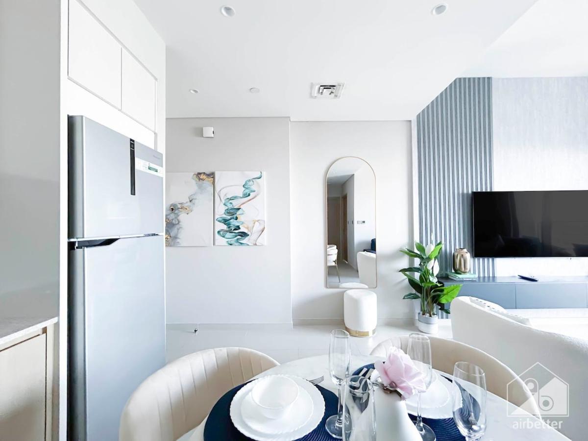 Luxurious Burj Royale 1b With Balcony & Views *