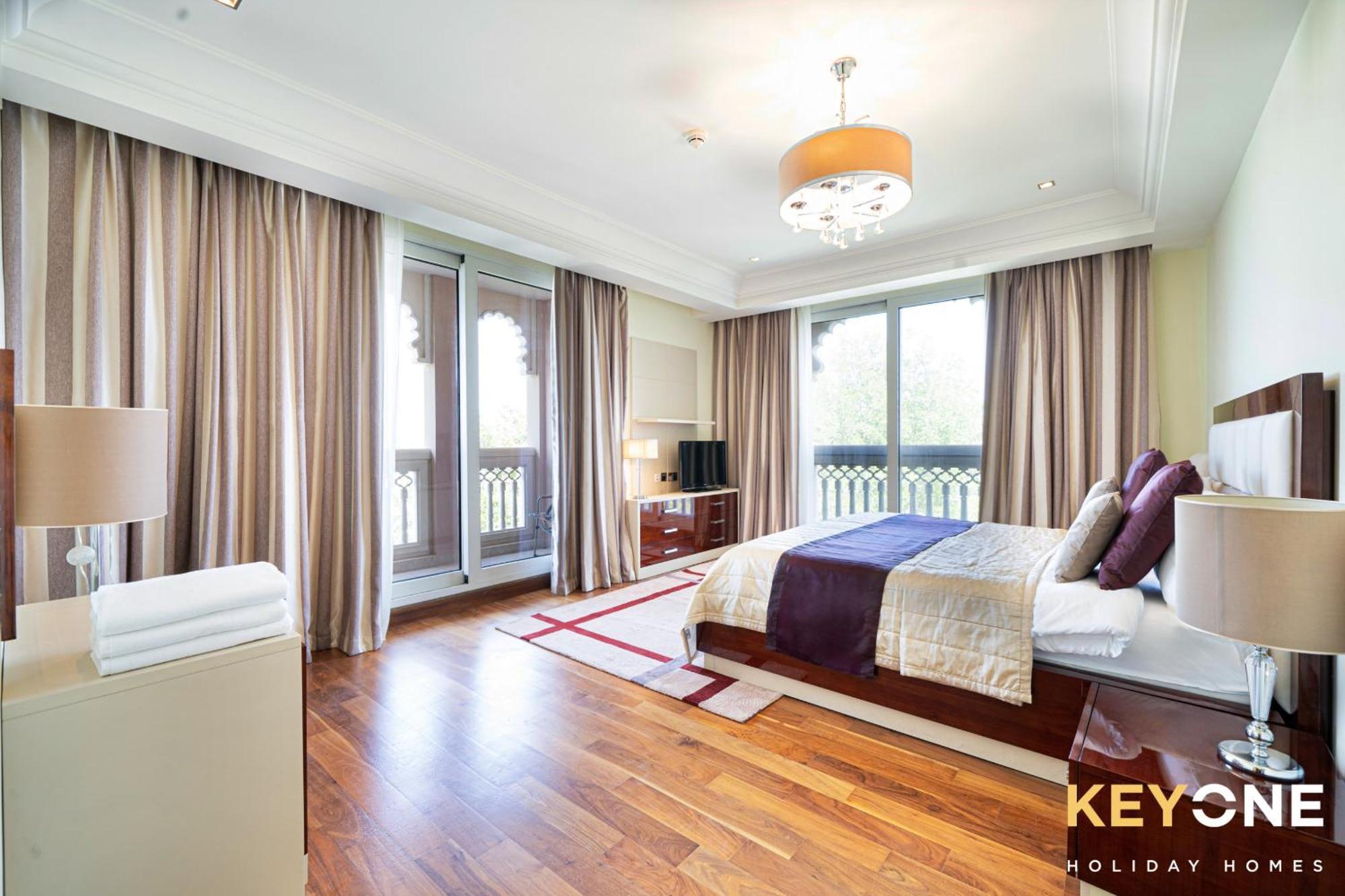 Grandeur Living 2br Maid With Access *