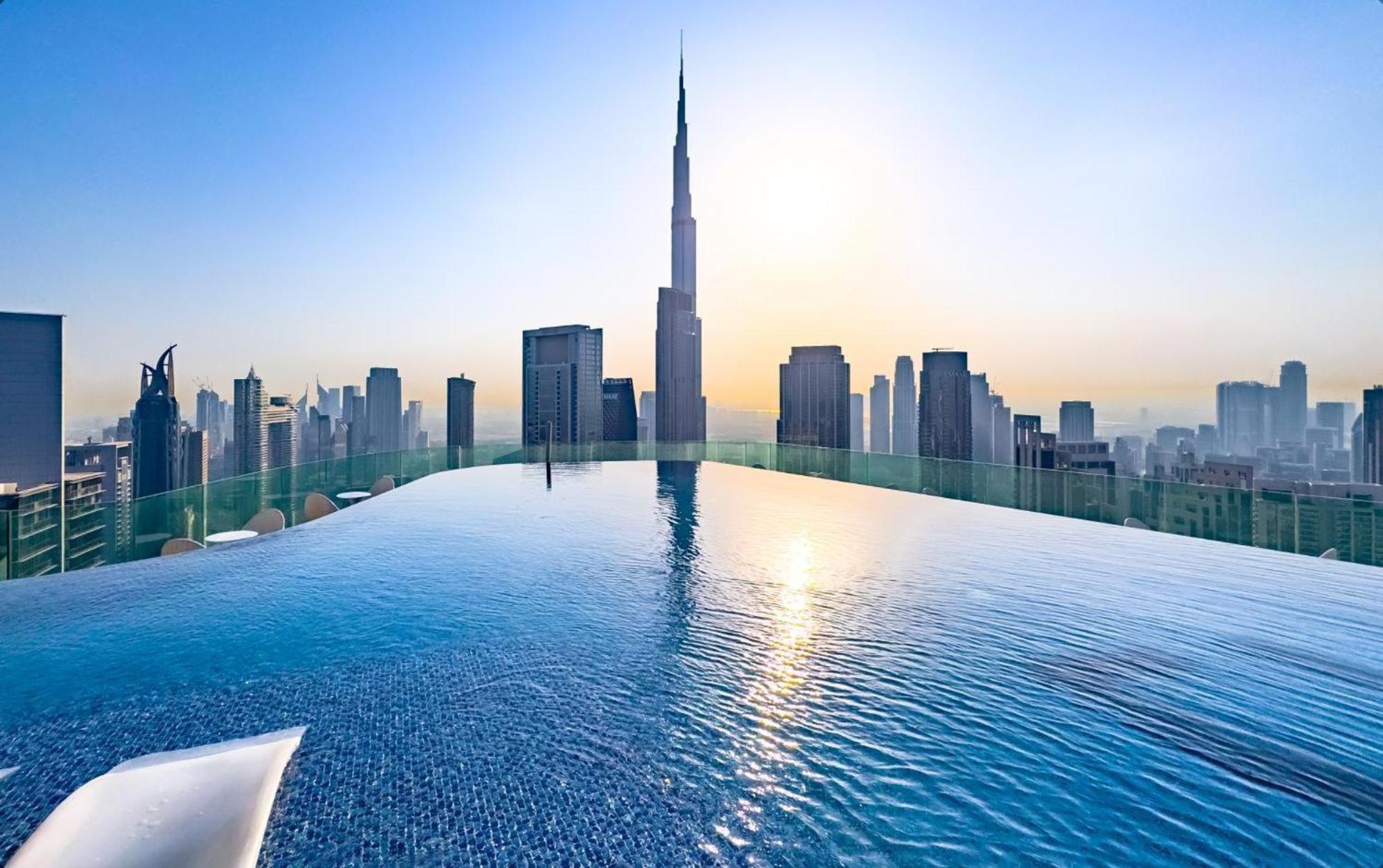 Paramount Tower And Residences With Infinity Sky Pool Dubái
