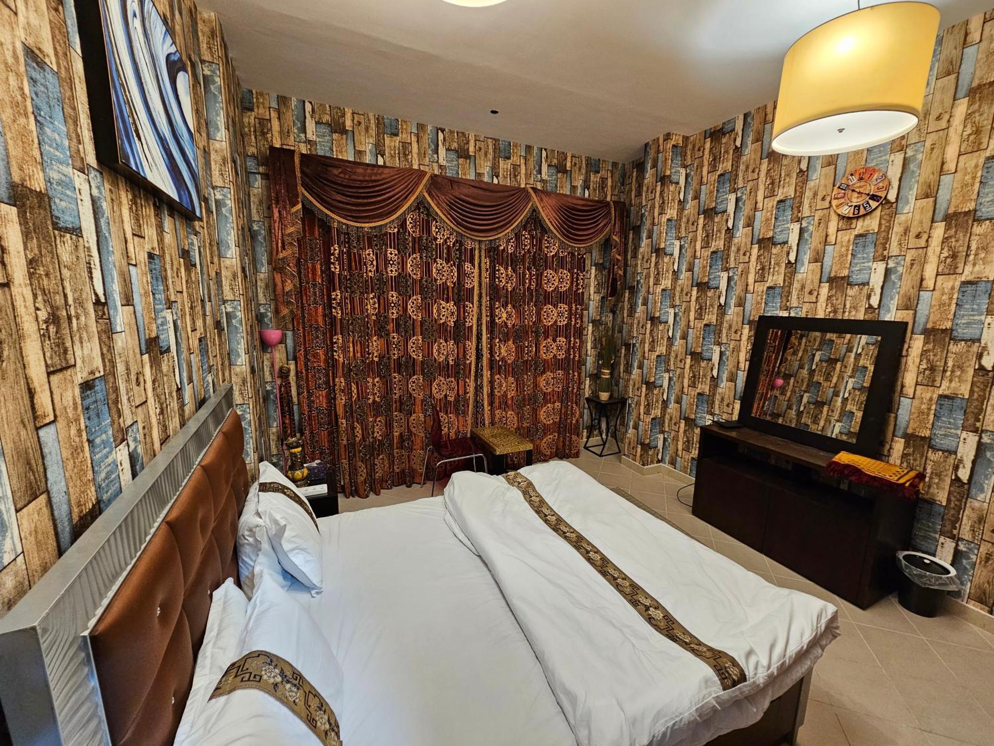 Standard Bedroom With Balcony In Escan Tower Marina Séjour chez l'habitant Dubaï