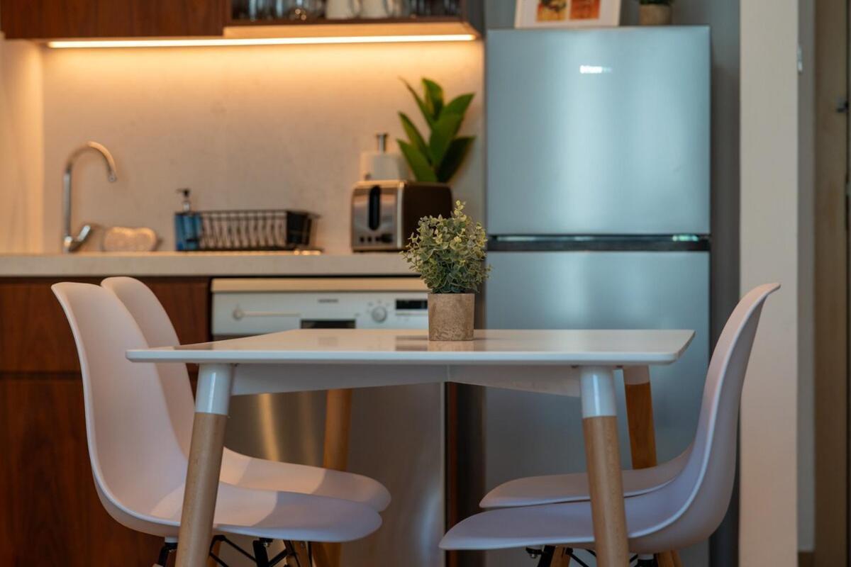 Waves - Stylish Beachfront Retreat Appartement Dubaï