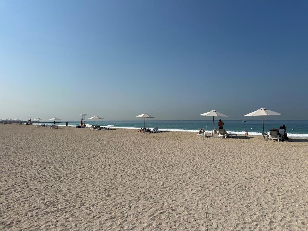 Waves - Stylish Beachfront Retreat Appartement Dubaï