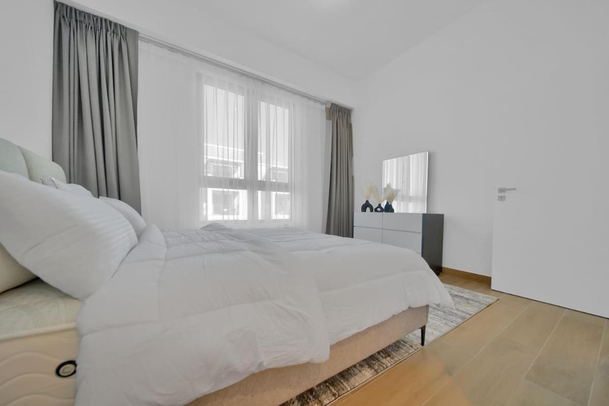Waves - Stylish Beachfront Retreat Appartement Dubaï