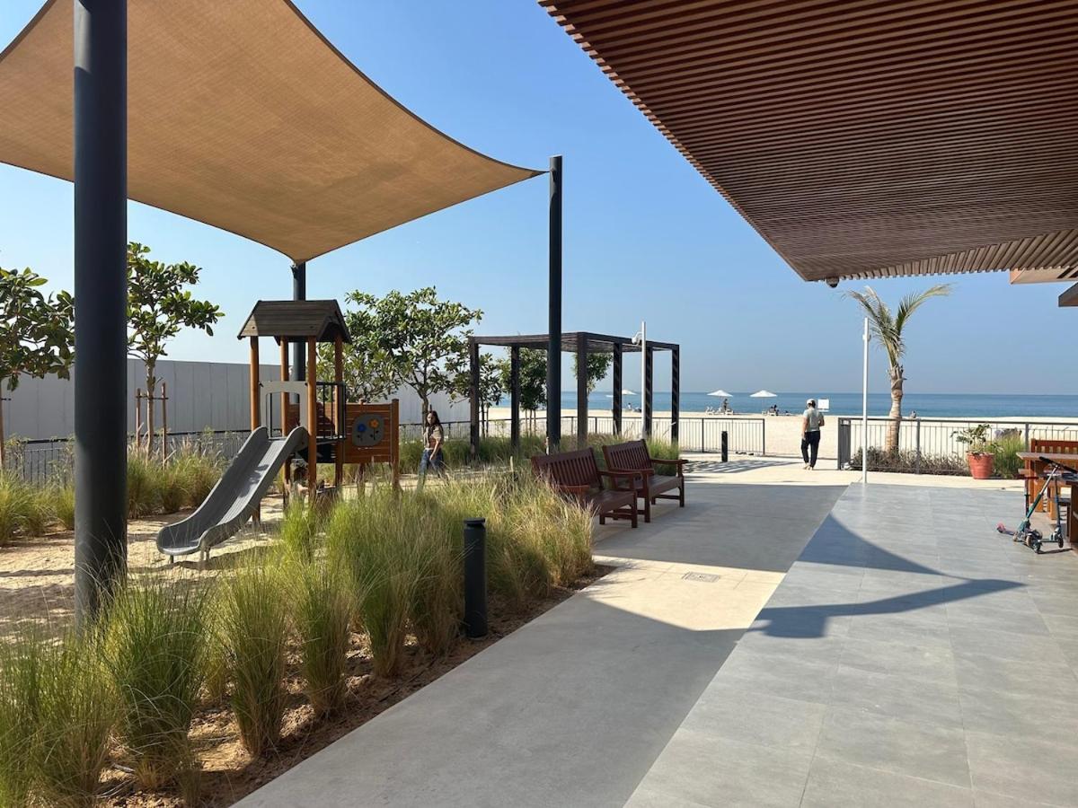 Waves - Stylish Beachfront Retreat Appartement Dubaï