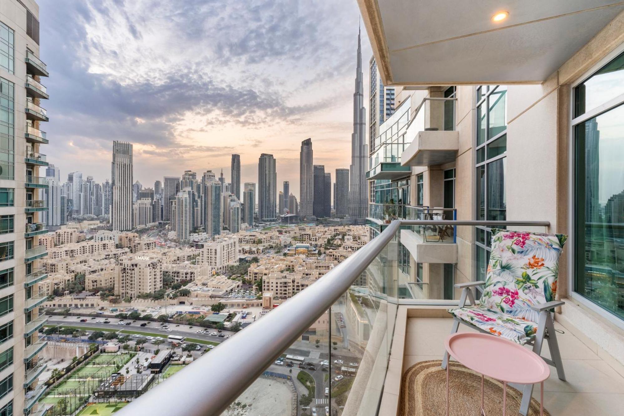Stylish 1 Bedroom - Burj Khalifa View- 5Mn Walk To Dubai Mall-Apartment In Burj Views Tower Apartemen *