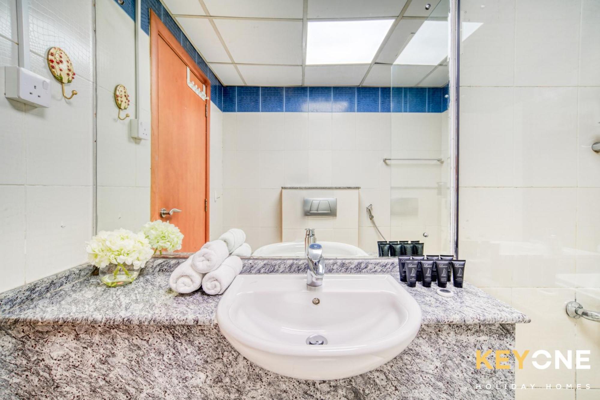 Elegant Two Bedroom In Marina *