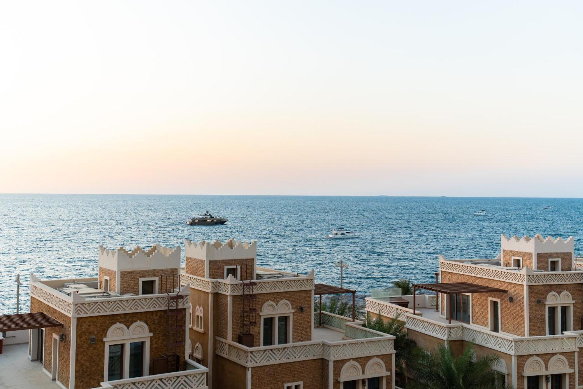 Spacious 2br - Private & Sea & Skyline Views Appartement Dubaï