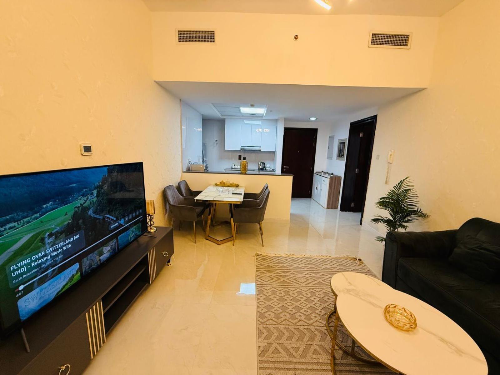 One-master Bedroom - Luxury - 2 Min Walk To Tram Pensión *