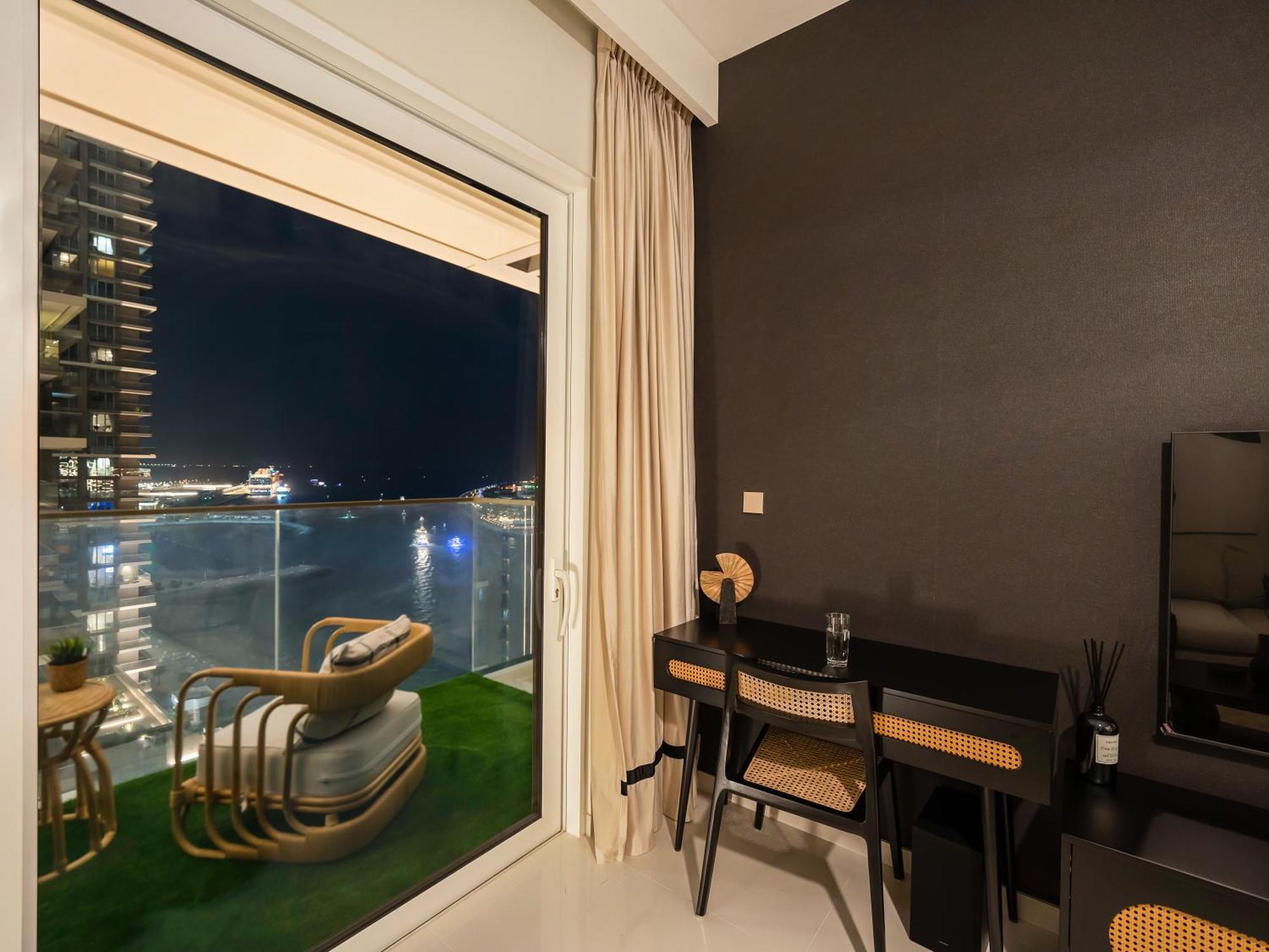 Ultra-luxury 2 Bedroom Beachfront Escape With Sea Views Appartement