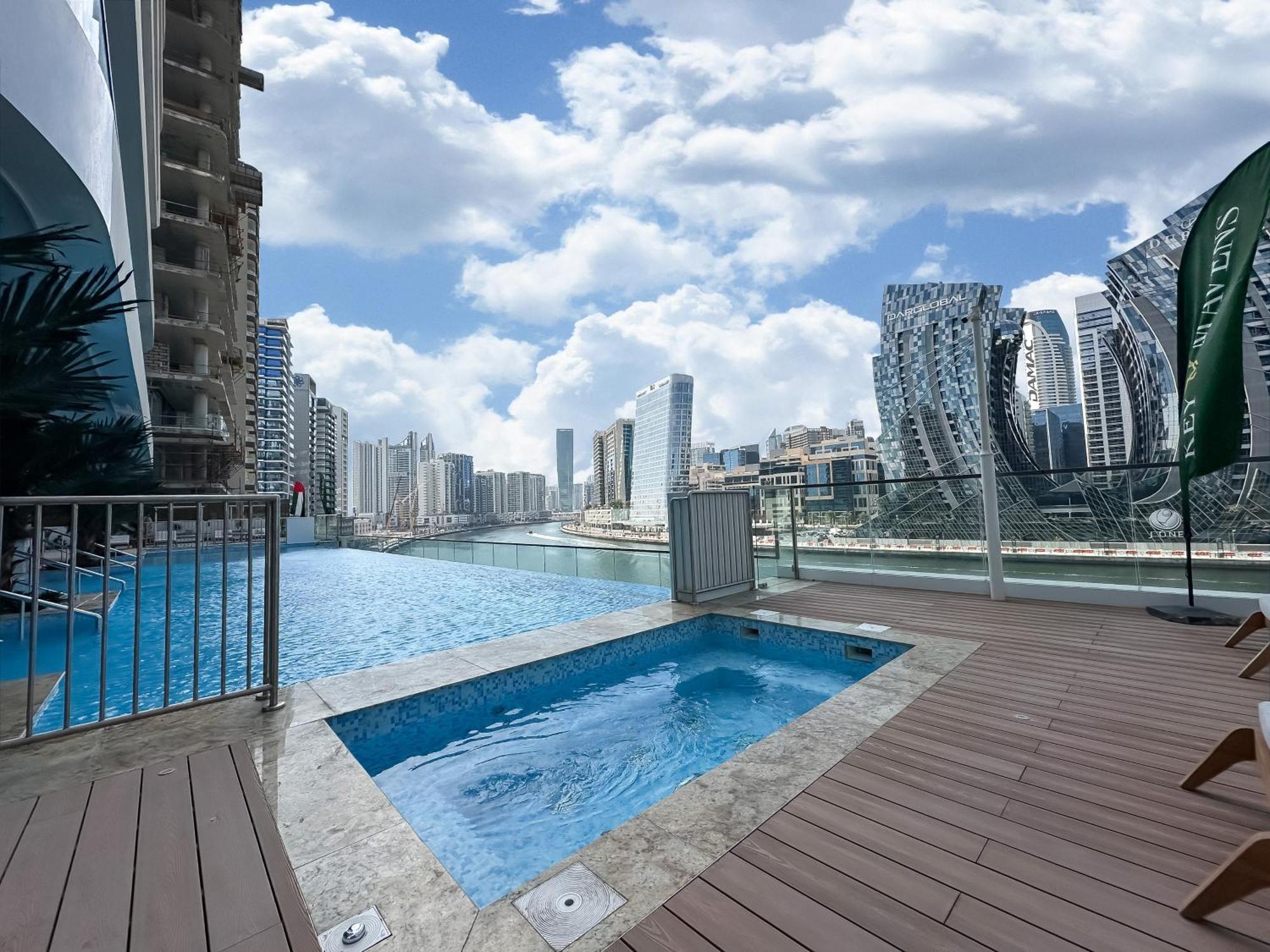 Trophy-lux 1br Jacuzzi Busbay W Big Balcony *