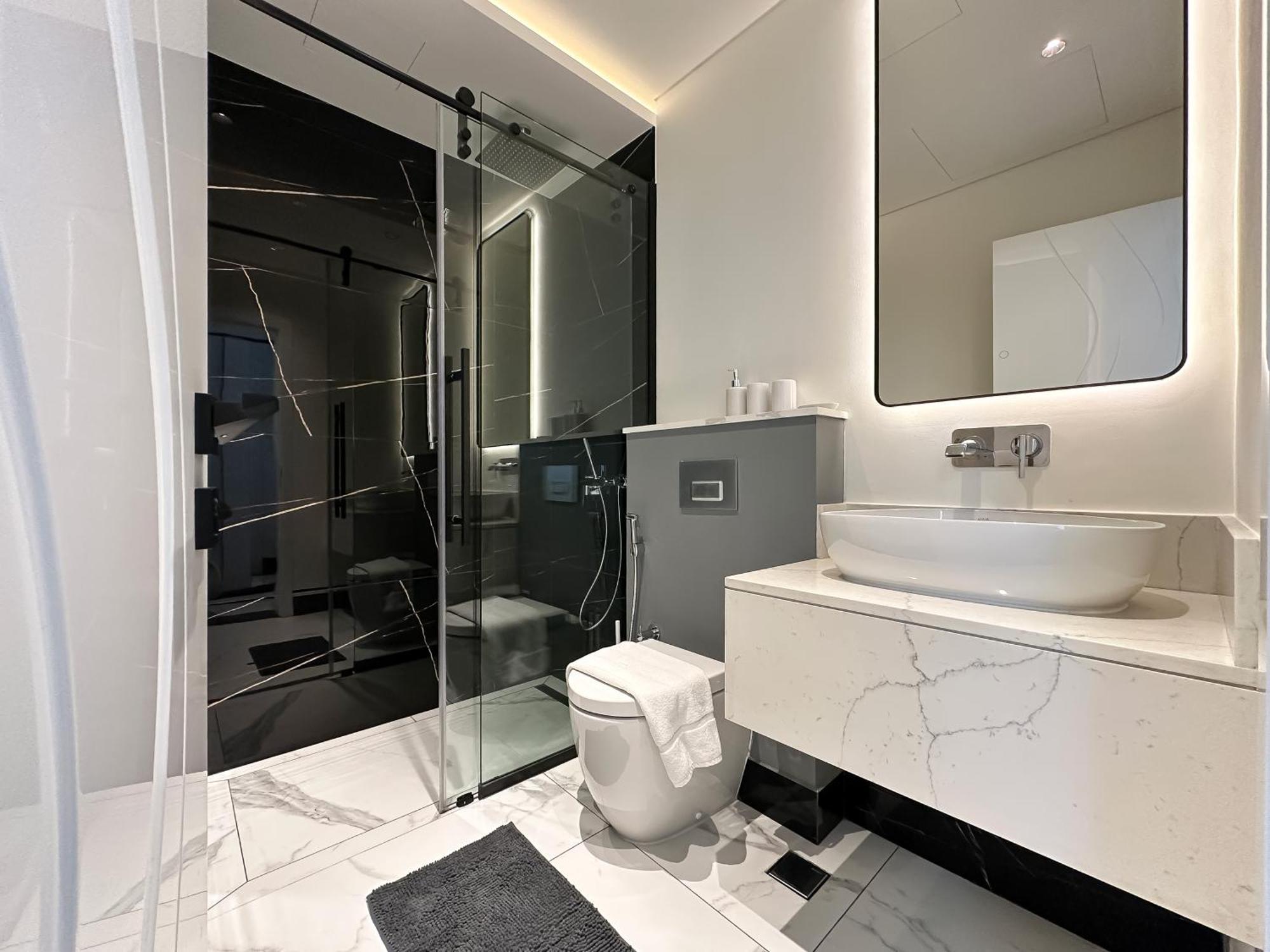 Trophy-lux 1br Jacuzzi Busbay W Big Balcony