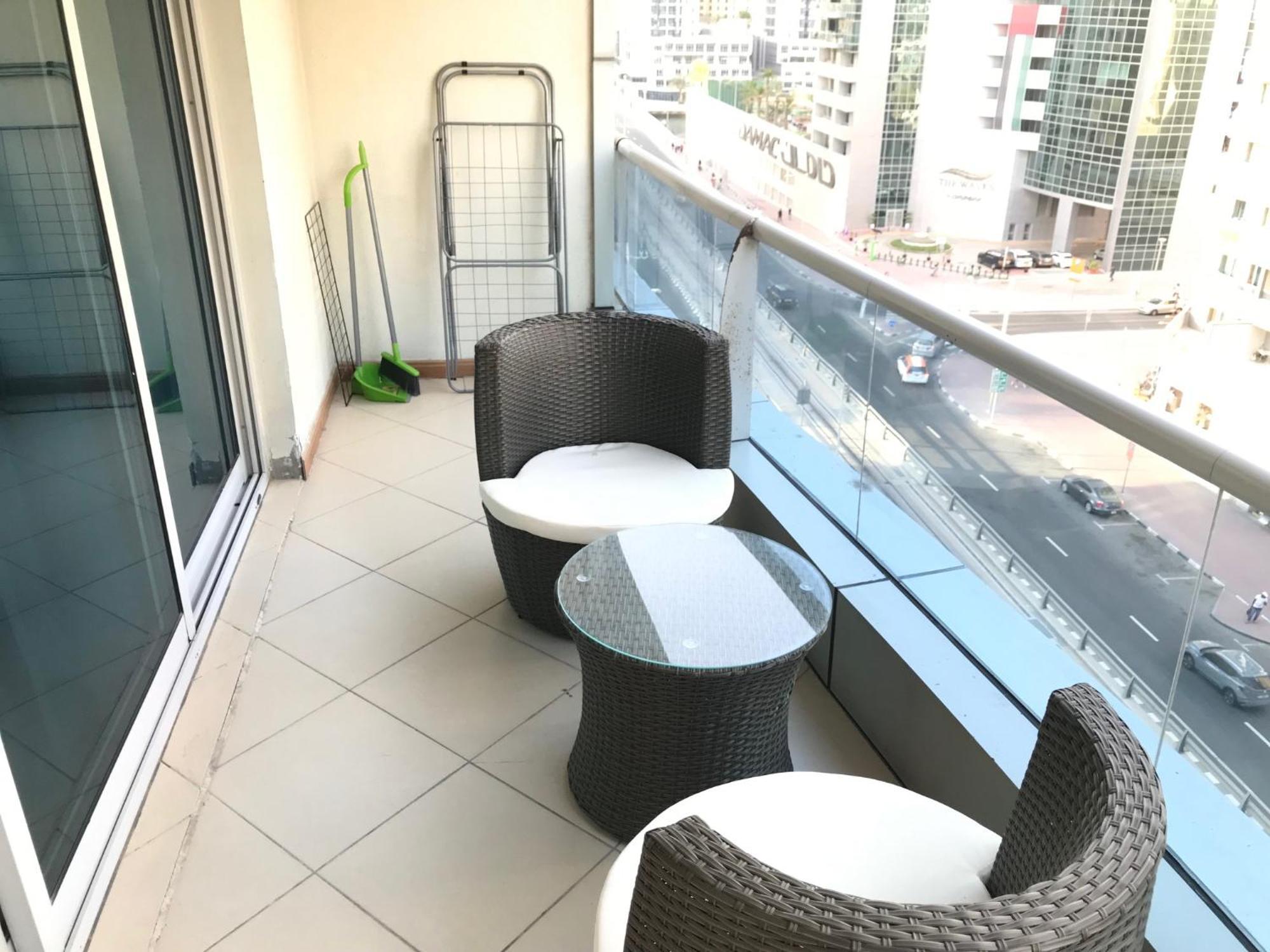 Apartamento Cozy One Bedroom Close To And Metro Station Dubái
