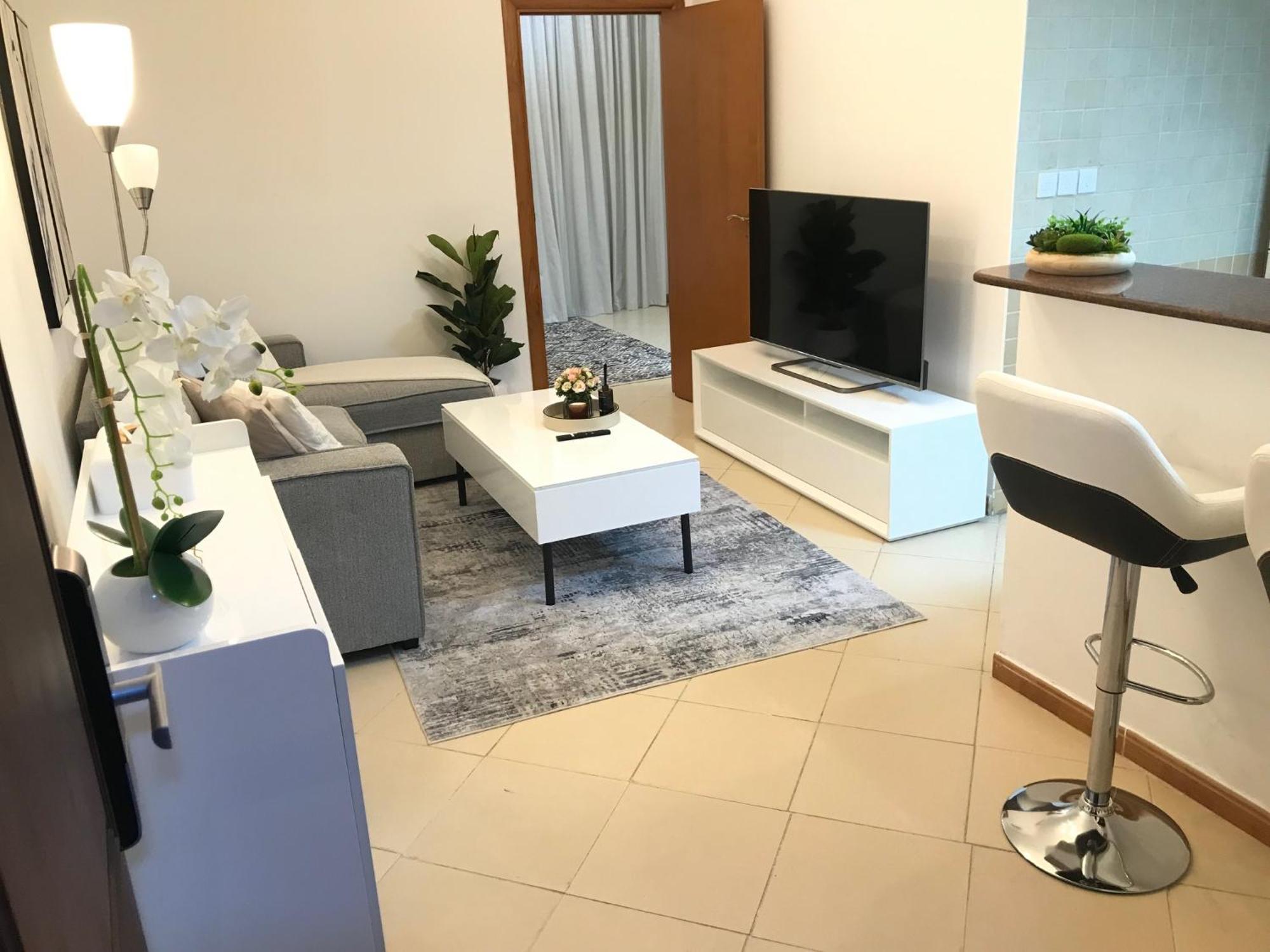 Cozy One Bedroom Close To And Metro Station Apartament