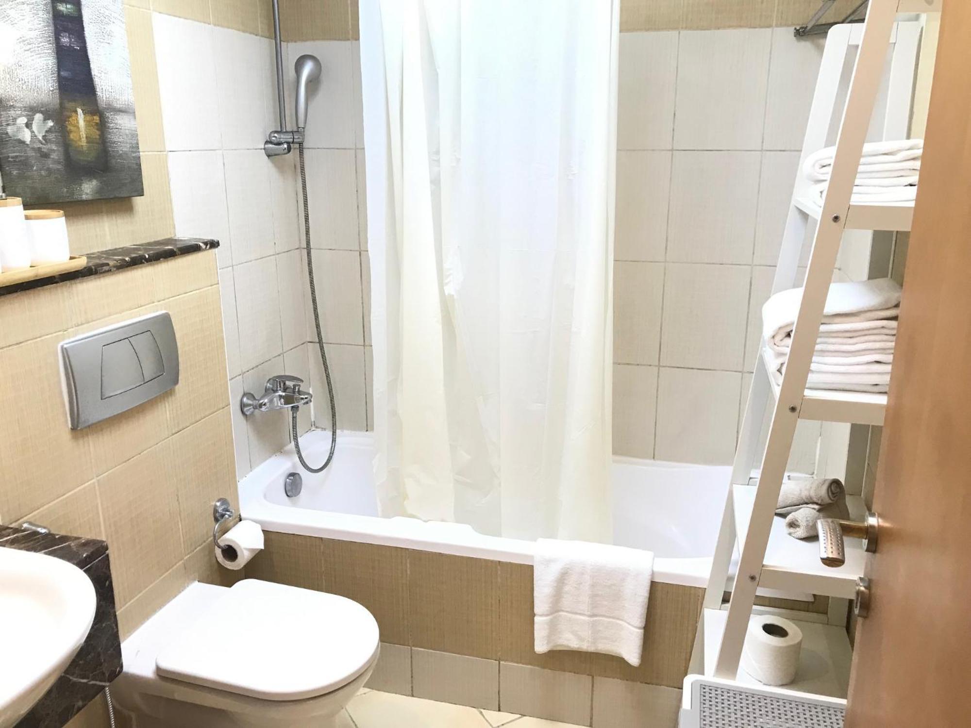 Cozy One Bedroom Close To And Metro Station Dubái