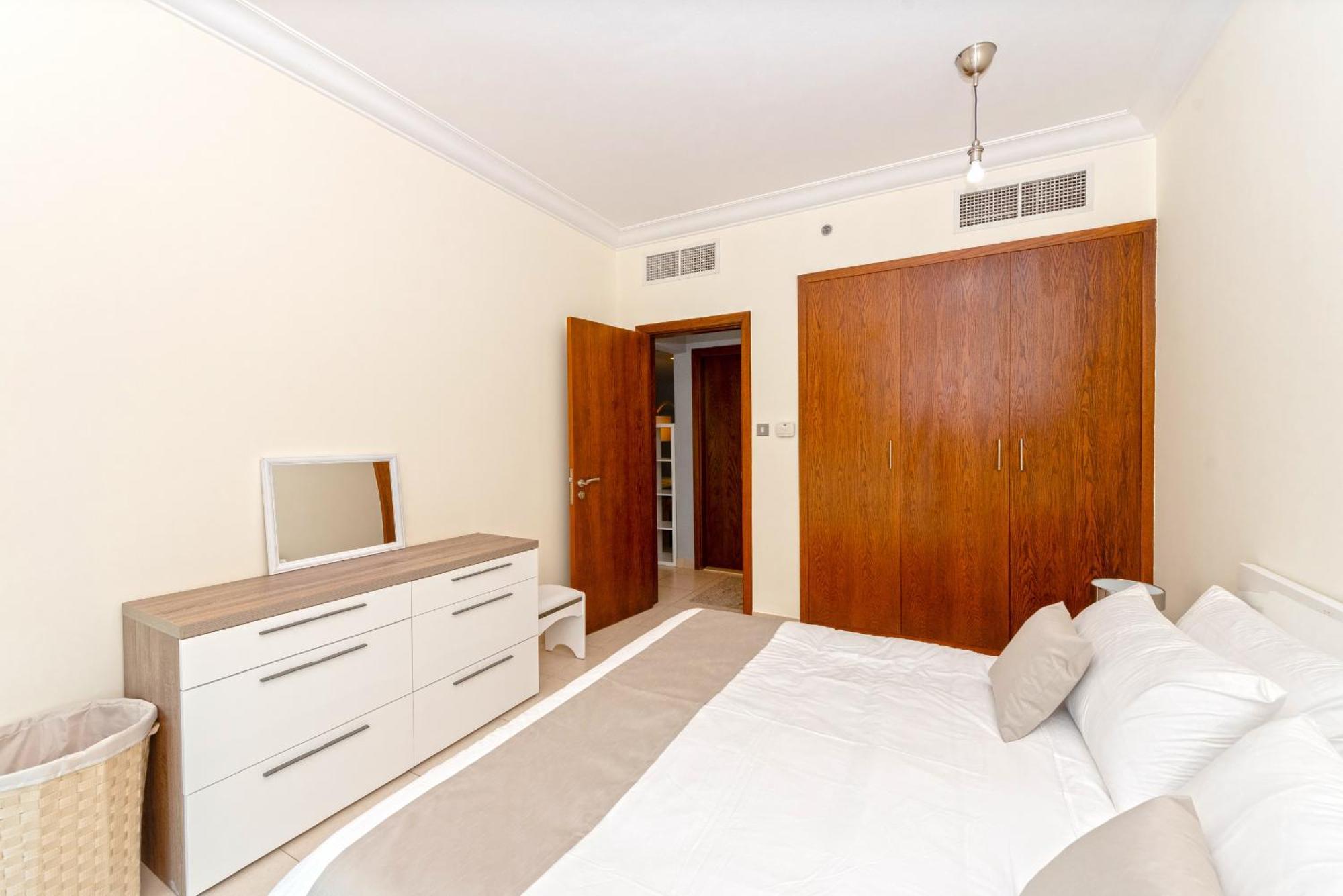 Lovely 1 Bedroom Apartment, Near Mall & Burj Khalifa, Downtown