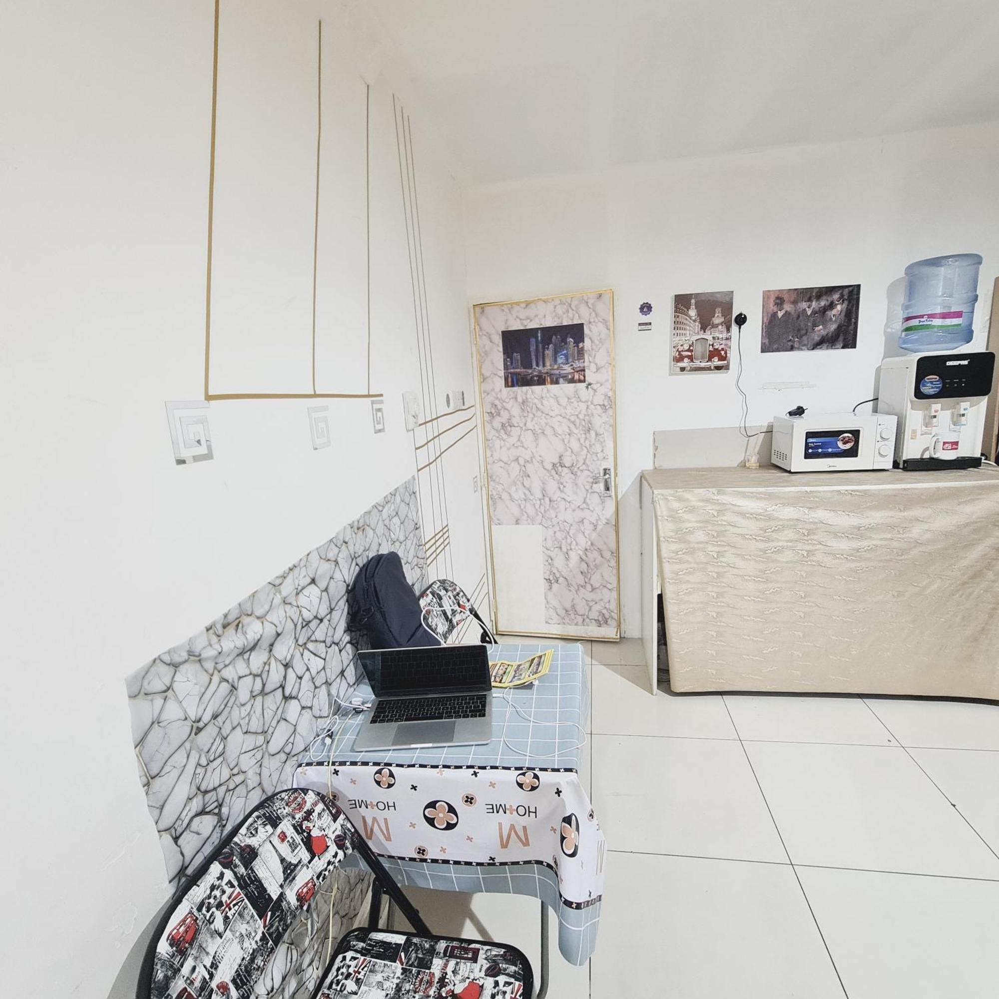 La Gold Capsule Men's Hostal