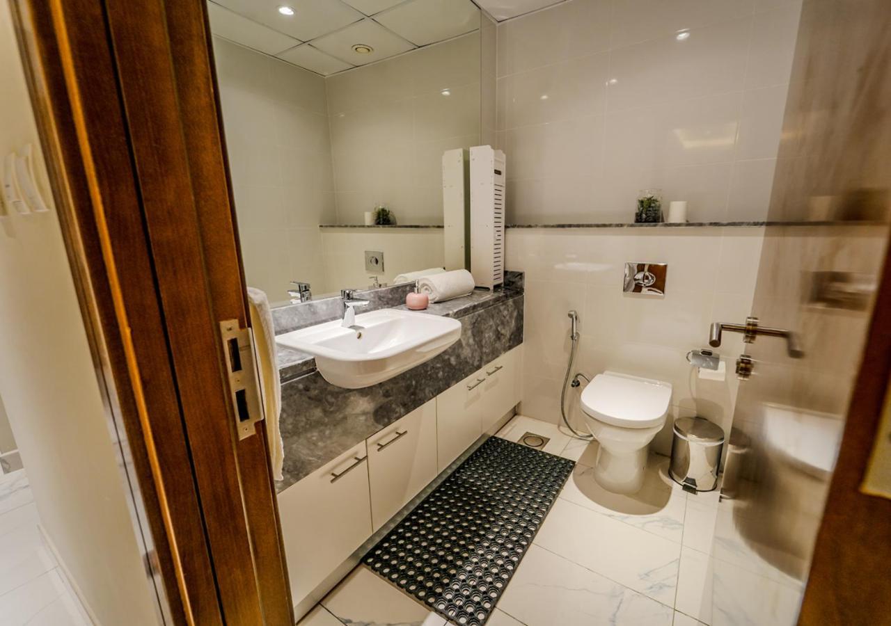 Lägenhet Spacious 1br In Habtoor With Canal Views & Close To Mall Dubai