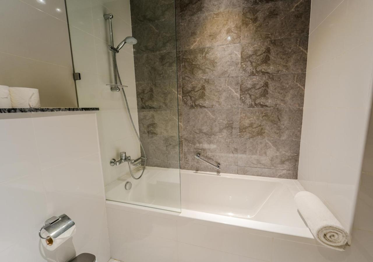 Lägenhet Spacious 1br In Habtoor With Canal Views & Close To Mall Dubai