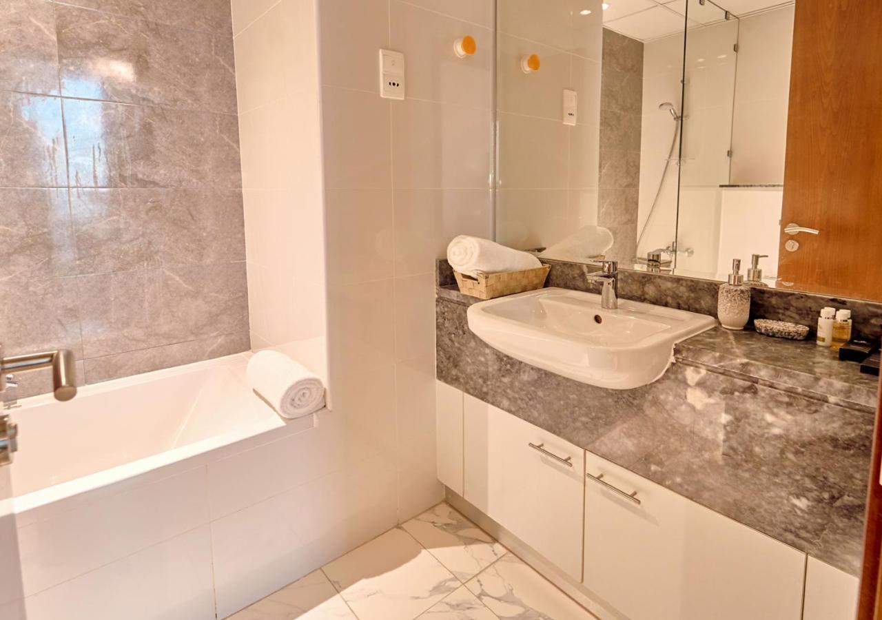 Spacious 1br In Habtoor With Canal Views & Close To Mall Dubai