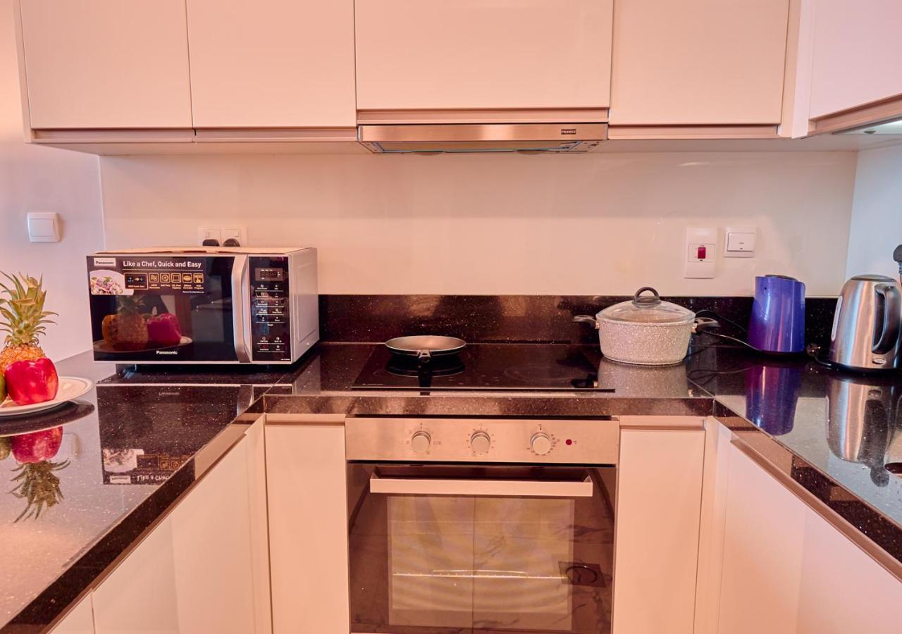 Spacious 1br In Habtoor With Canal Views & Close To Mall Lägenhet *