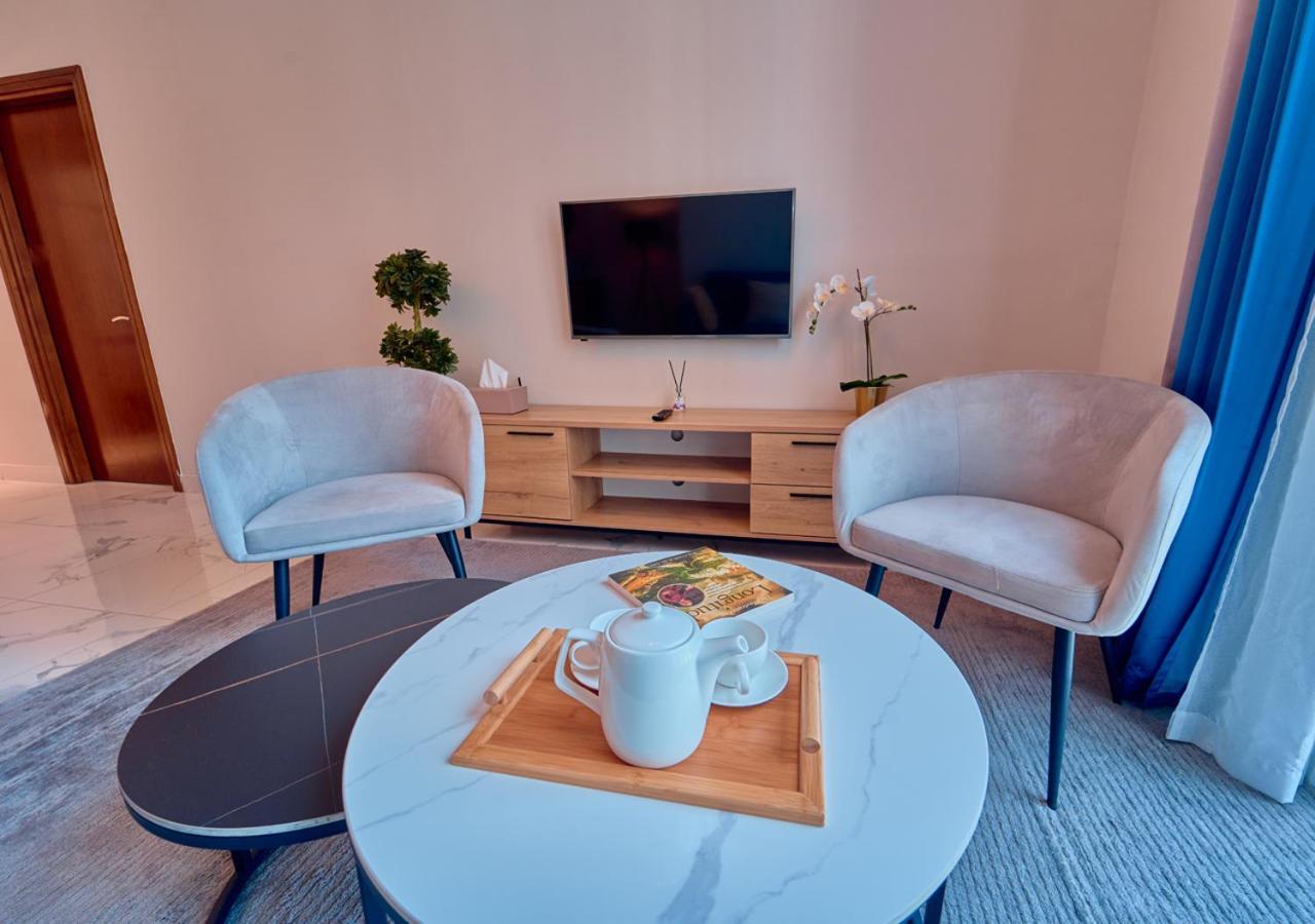 Spacious 1br In Habtoor With Canal Views & Close To Mall Lägenhet *