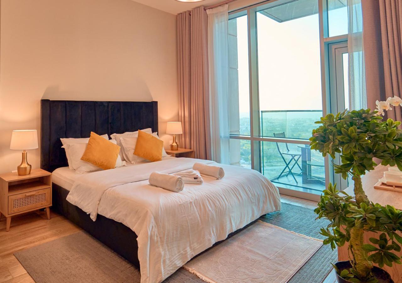 Spacious 1br In Habtoor With Canal Views & Close To Mall Lägenhet Dubai