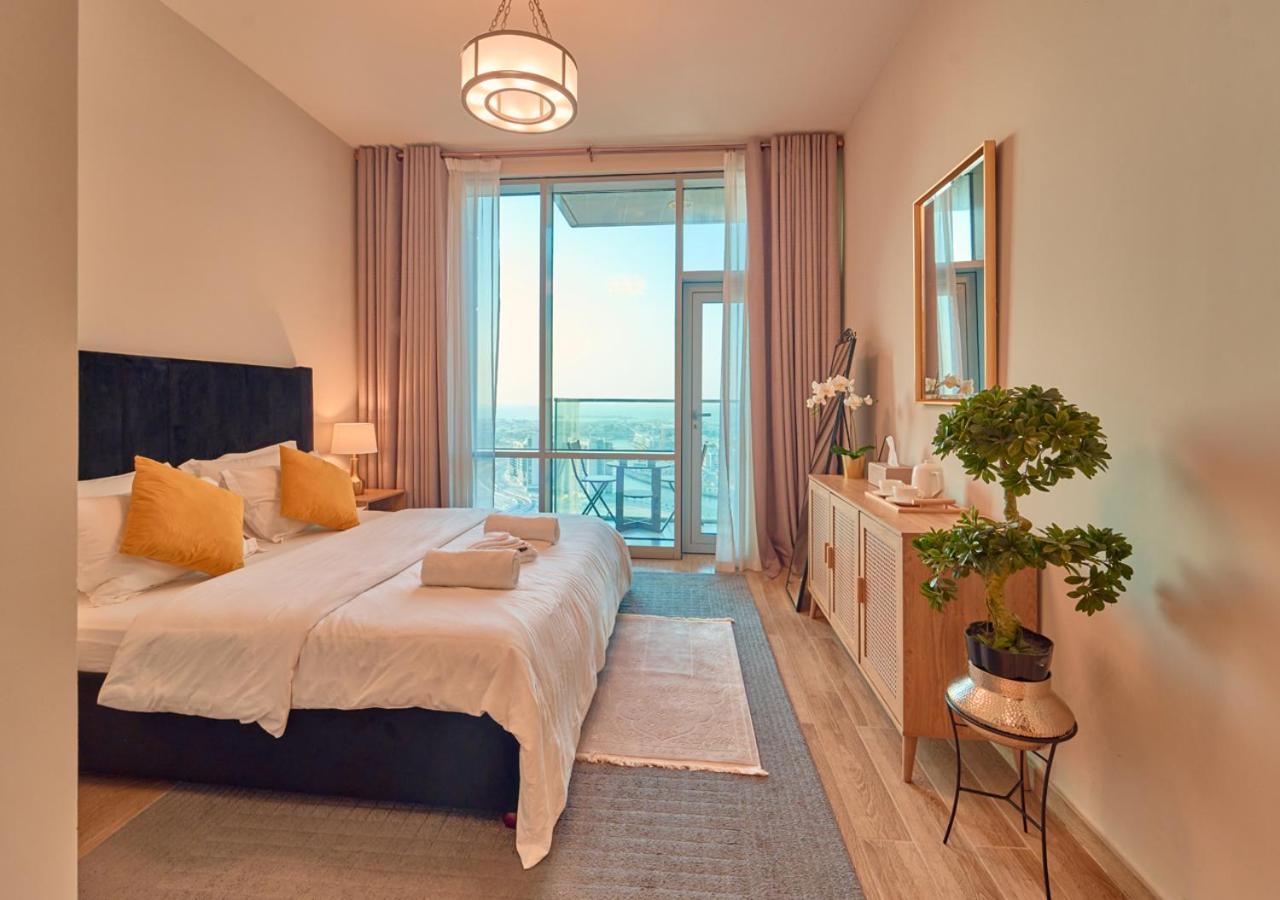 Spacious 1br In Habtoor With Canal Views & Close To Mall Lägenhet Dubai