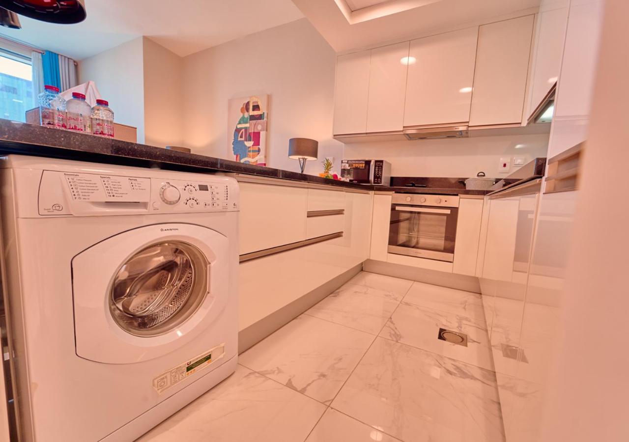 Spacious 1br In Habtoor With Canal Views & Close To Mall Lägenhet