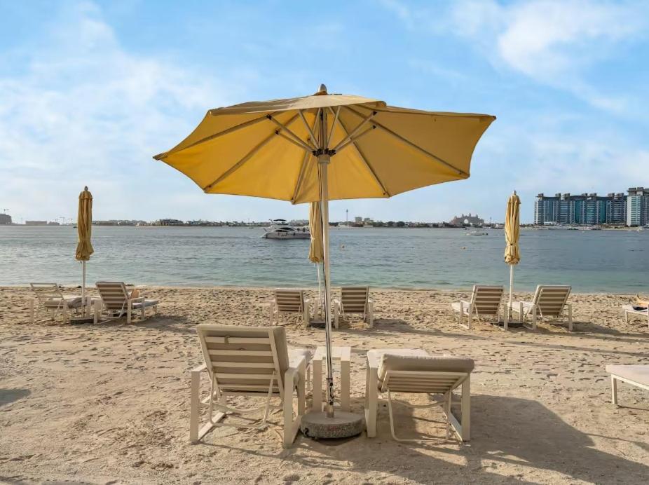 Homes & Beyond I Contemporary 2br With Sea View * Dubaï