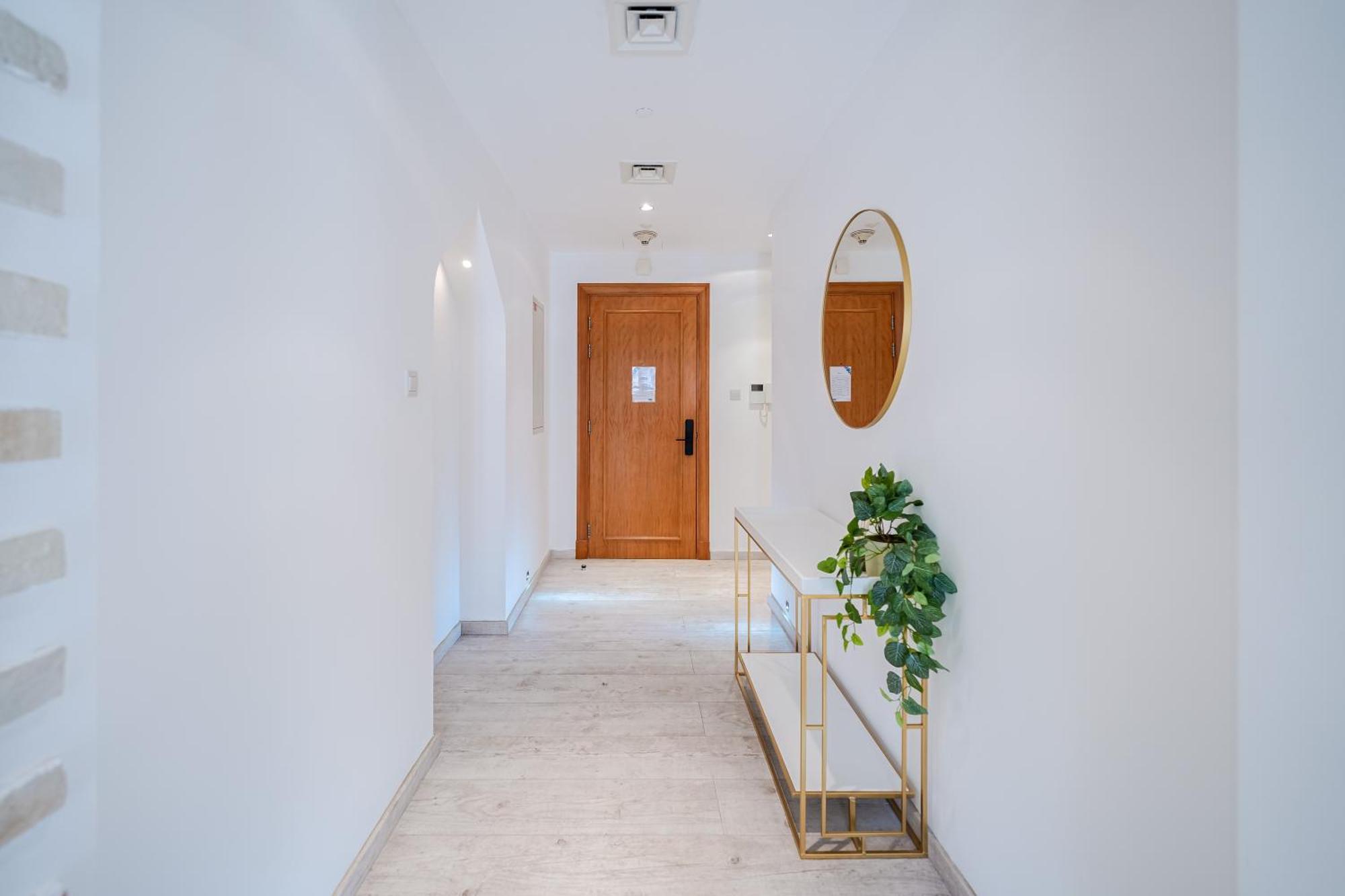 Contemporary 1 Bedroom 10 Minutes Walk To Mall Near Burj Khalifa