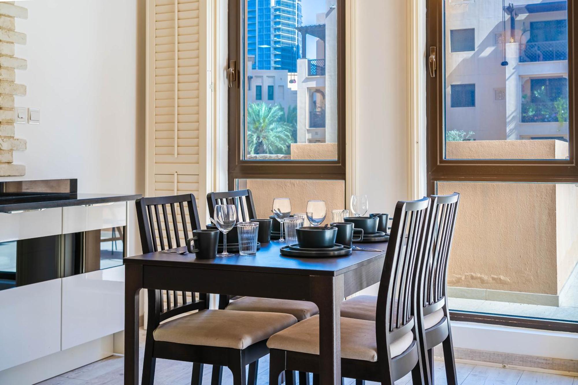 Contemporary 1 Bedroom 10 Minutes Walk To Mall Near Burj Khalifa * Dubaï