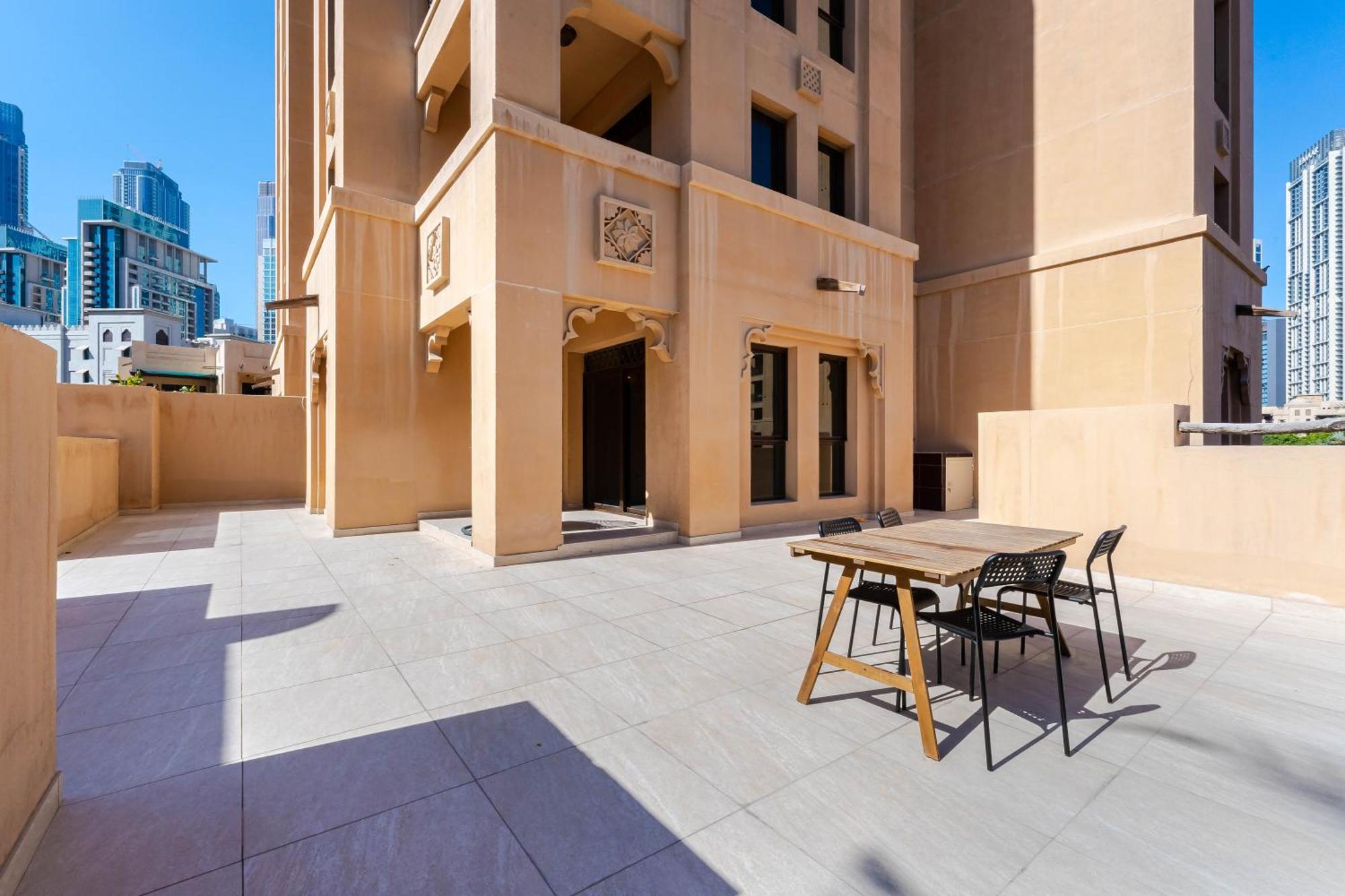 Contemporary 1 Bedroom 10 Minutes Walk To Mall Near Burj Khalifa * Dubaï