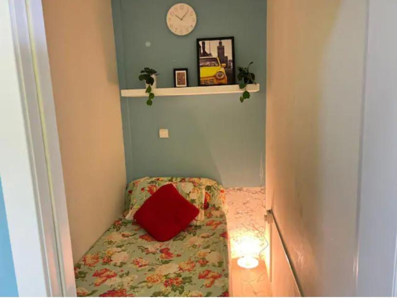 Habitación en casa particular Small Private Partition In Al Barsha 1 Near Metro